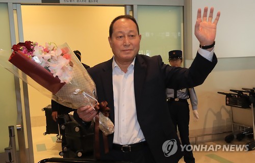 꽃다발 든 김인식 감독
