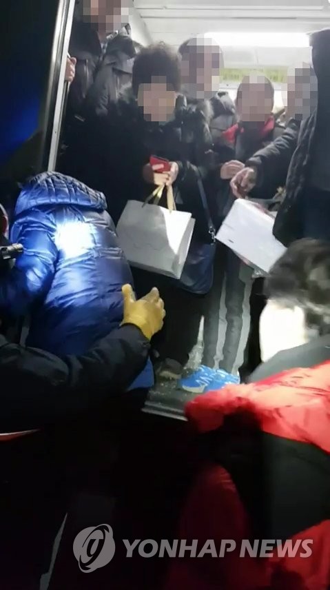 전동차서 탈출하는 승객들