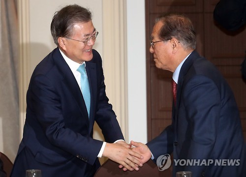 악수하는 문재인 전 대표와 정세현 전 장관