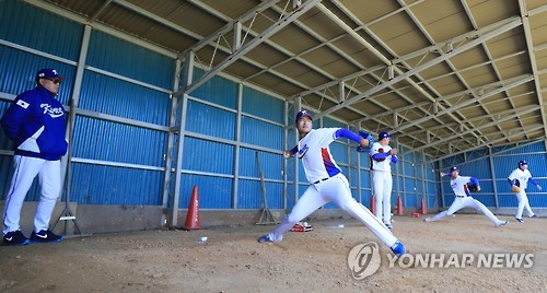 심창민 지켜보는 김인식 감독