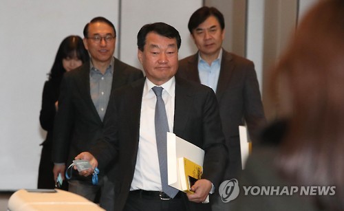 기자들의 질문 받는 박중흠 사장