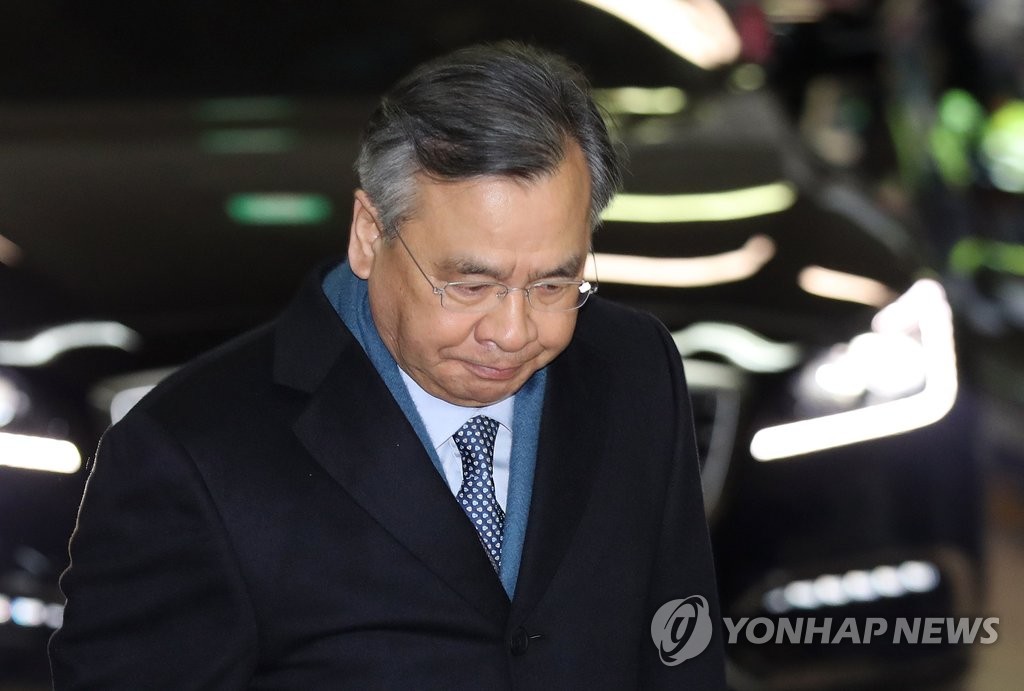 (서울=연합뉴스) 김현태 기자 = 뇌물공여 등 혐의를 받는 이재용 삼성전자 부회장의 두번째 구속영장 심사가 예정된 16일 오전 박영수 특별검사가 서울 강남구 대치동 특검 사무실로 출근하고 있다. 2017.2.16mtkht@yna.co.kr