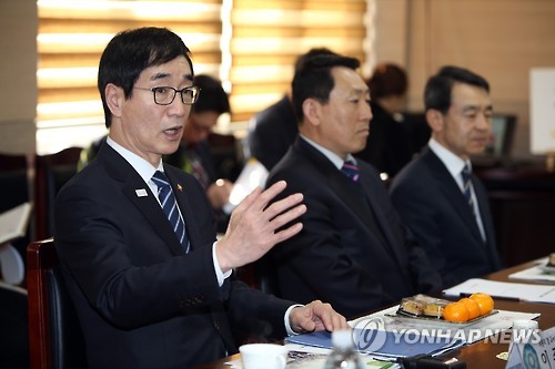자유학기제 간담회서 발언하는 이준식 부총리