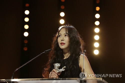 베를린영화제 여우주연상 수상소감 밝히는 김민희