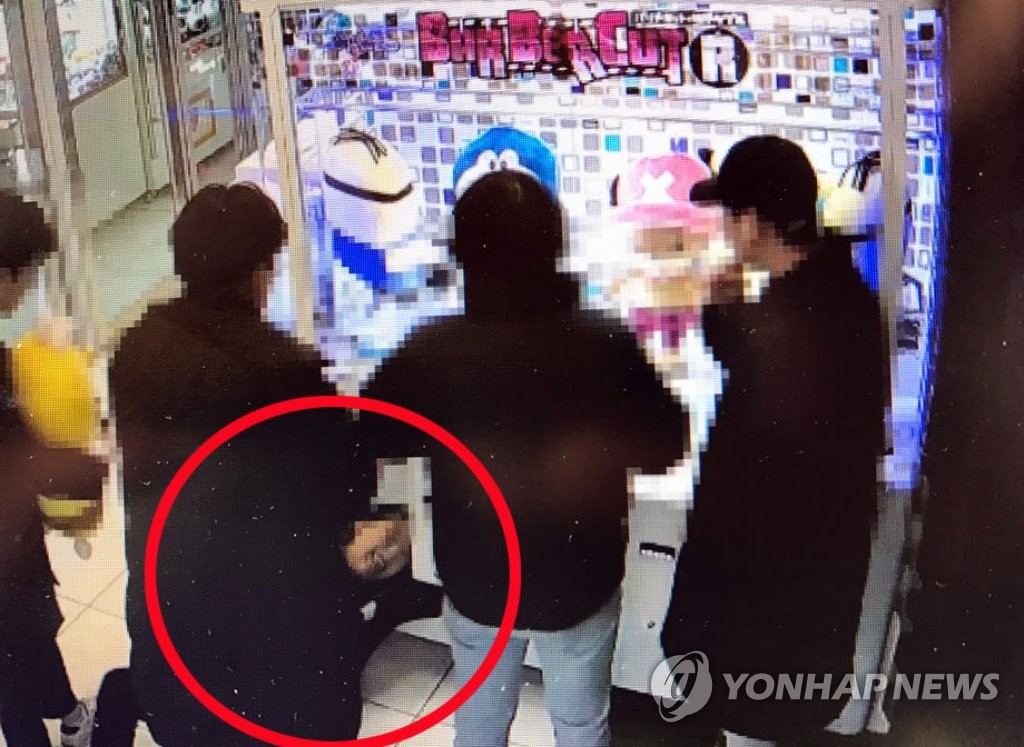 인형뽑기기계로 들어가는 10대