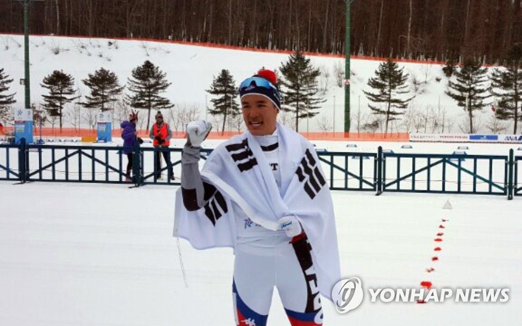태극기 두르고 환호하는 김마그너스