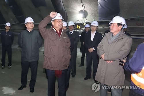 마안터널 건설현장 찾은 유일호 부총리
