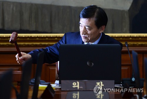 의사봉 두드리는 이주열 총재