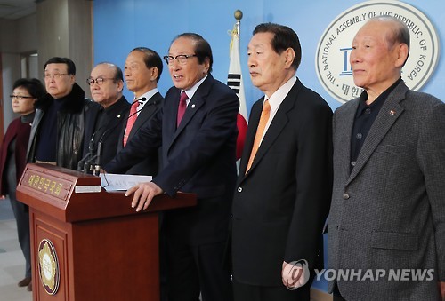 시국선언 기자회견하는 신경식 헌정회장