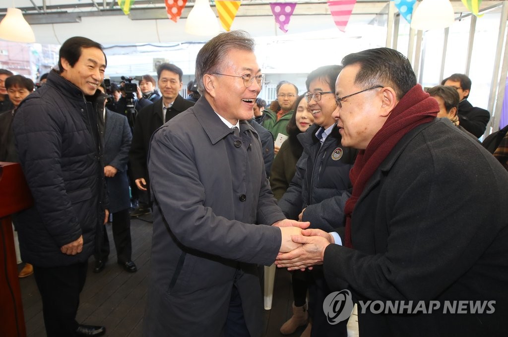 전통시장 상인들과 악수하는 문재인 전 대표
