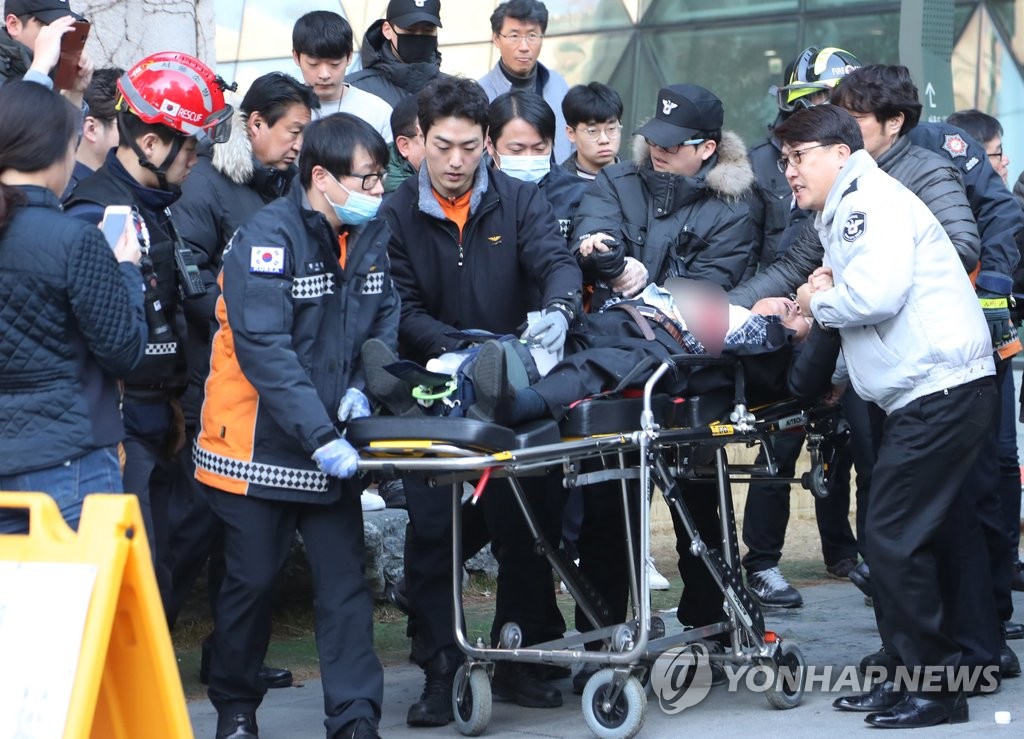 시청행사 자해 남성 병원 이송