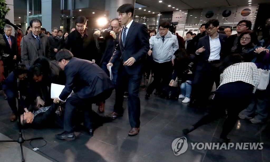 시청행사 자해 남성에 응급조치