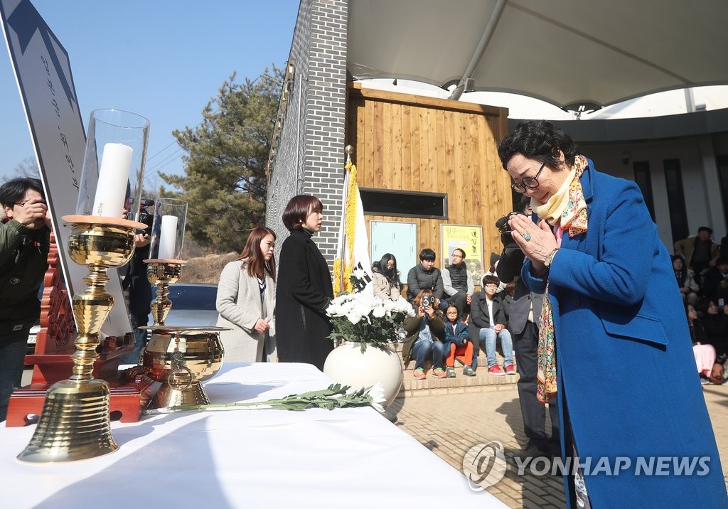기도하는 이용수 할머니