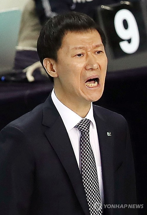 작전 지시하는 이정철 감독