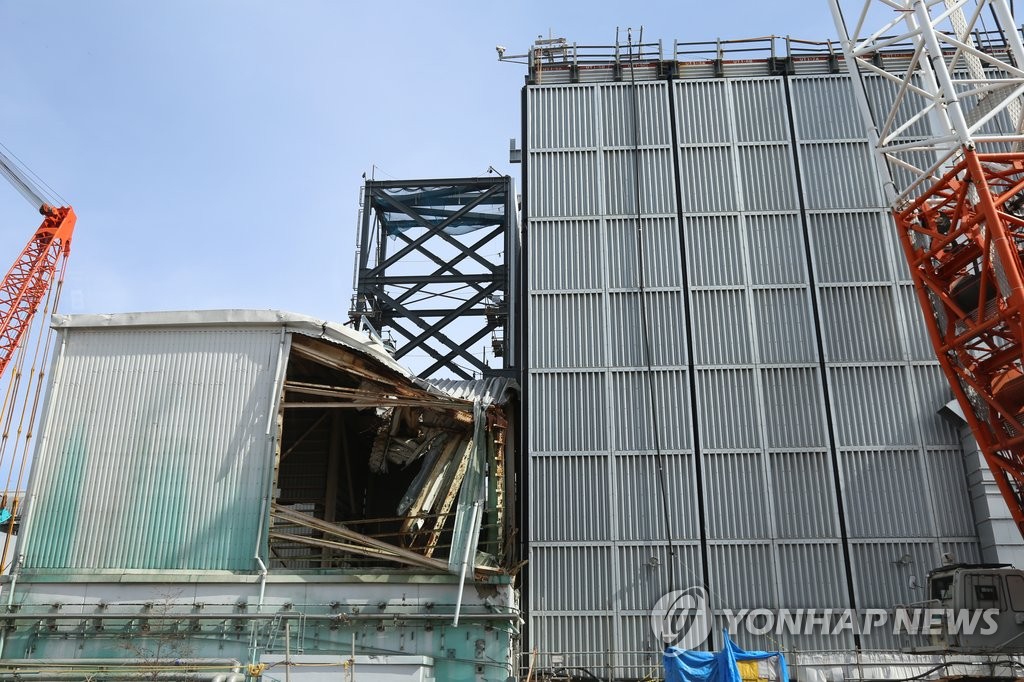 무너저 내린 후쿠시마 원전 건물