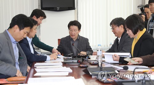 한자리에 모인 국회 탄핵소추위원과 대리인단