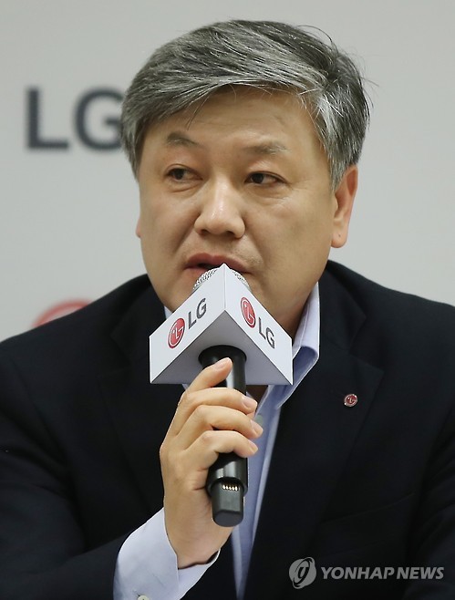 취재진 질문에 답하는 김홍주 상무
