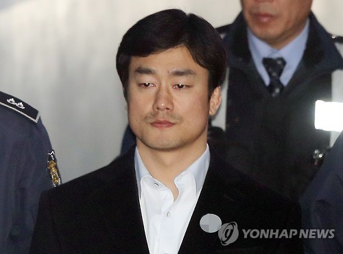 이영선 청와대 행정관, 무표정 영장실질심사 출석