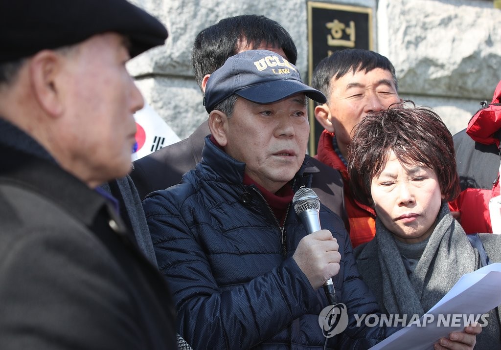김평우, 헌재 앞 기자회견