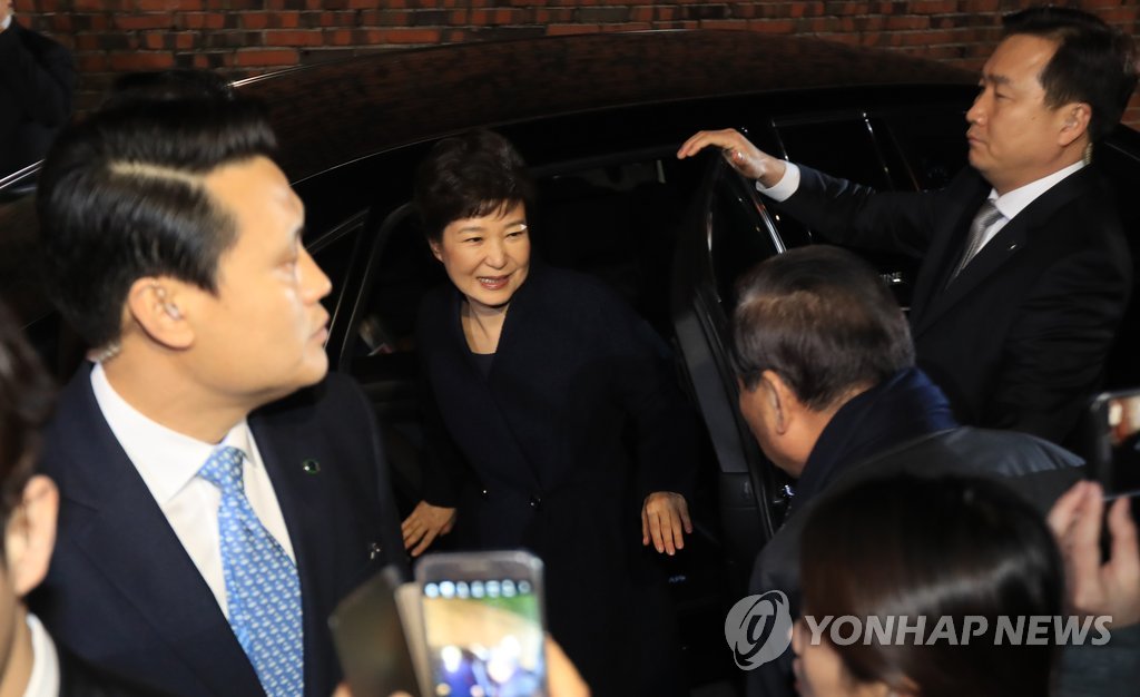 차량에서 내리는 박 전 대통령