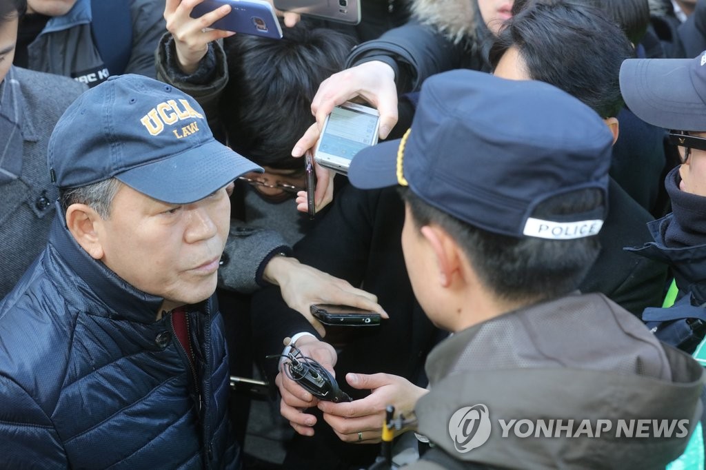 삼성동 사저 앞 김평우 변호사