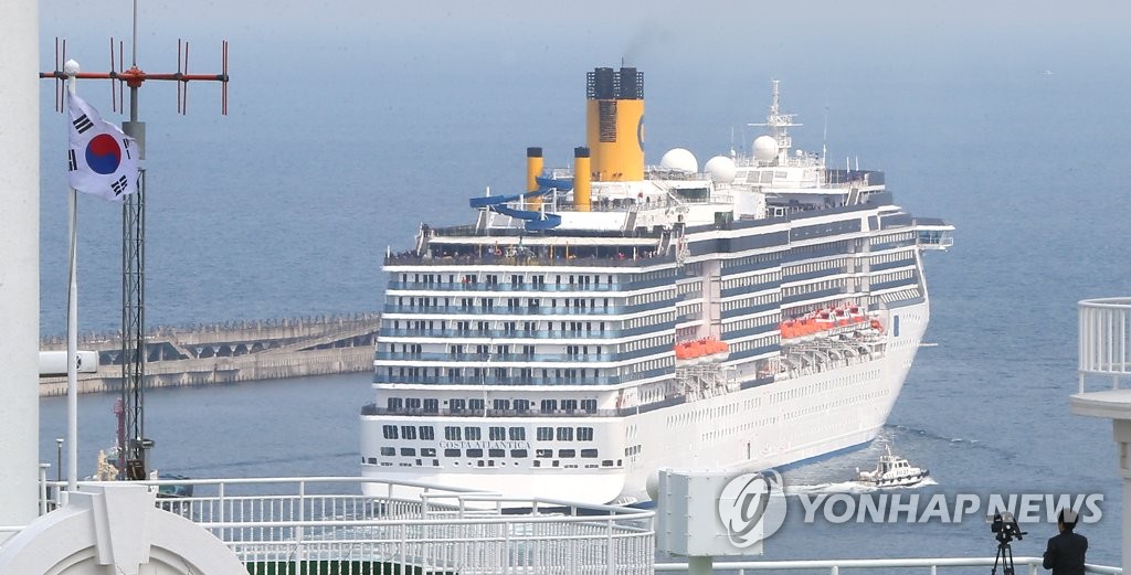 제주항 떠나는 크루즈선
