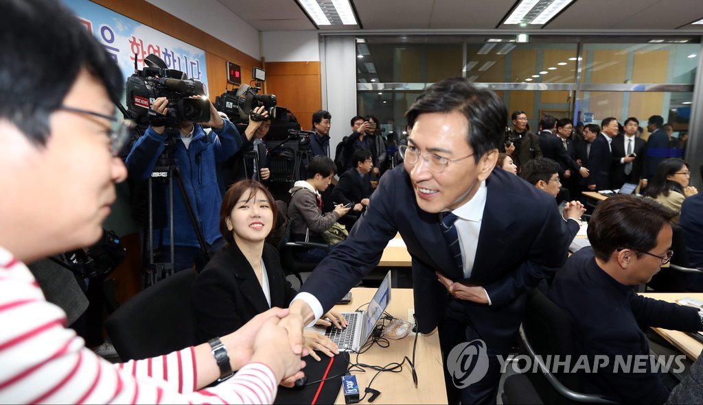 기자와 악수하는 안희정