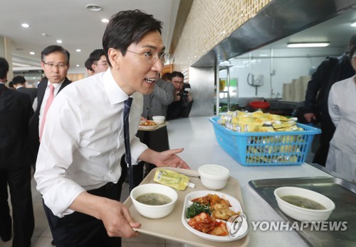 배식받는 안희정 충남지사