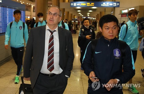 지난 3월 '창사 참사' 이후 귀국하는 슈틸리케 감독과 선수들