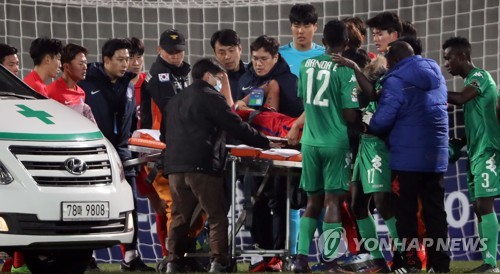 구급차로 옮겨지는 정태욱