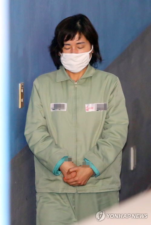 법정 향하는 이인성 교수
