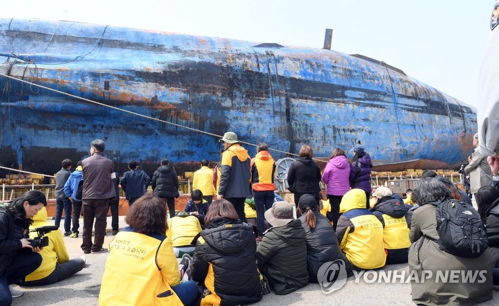세월호 바라보는 미수습자 가족들