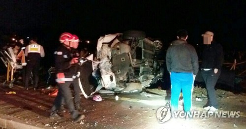 종잇장처럼 구겨진 승용차