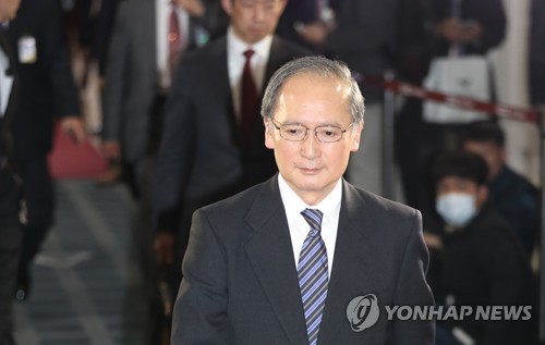 입장 발표 마치고 승용차로 향하는 나가미네 일본대사