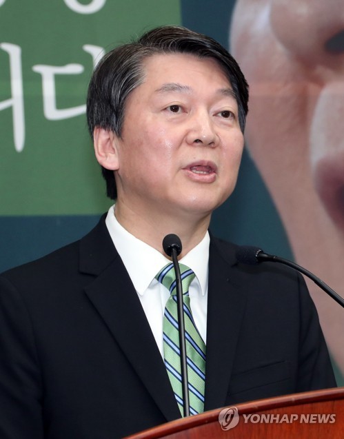 기자들 질문에 답하는 안철수