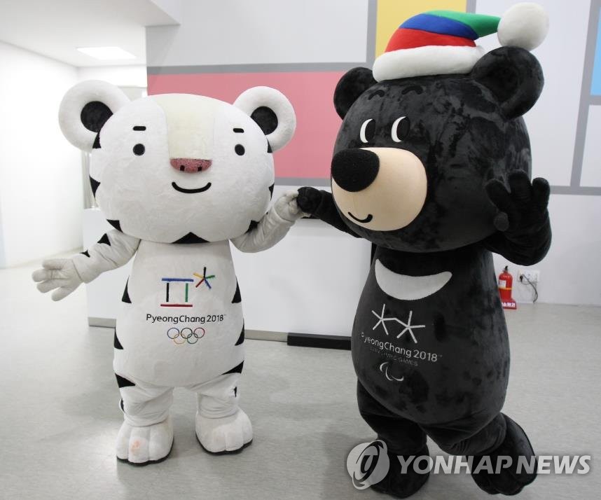 평창올림픽 마스코트 수호랑(왼쪽)과 패럴림픽 마스코트 반다비