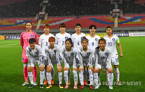 김일성경기장에서 기념 촬영한 한국 여자축구 대표팀