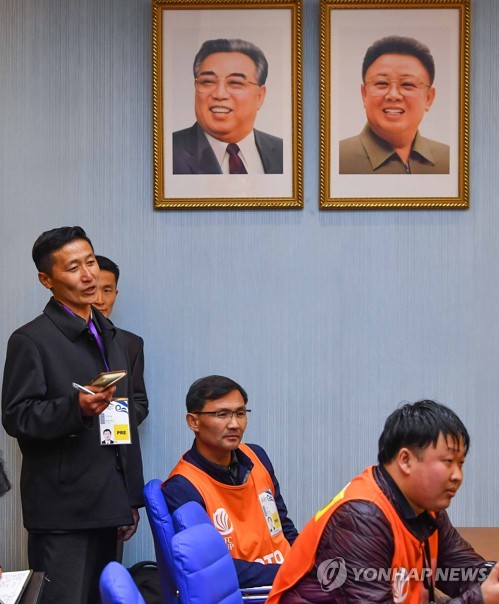 윤덕여 감독에게 질문하는 북한기자