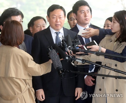 신동빈 롯데그룹 회장이 7일 오전 서울중앙지검에 도착해 취재진에 에워싸여 있다.