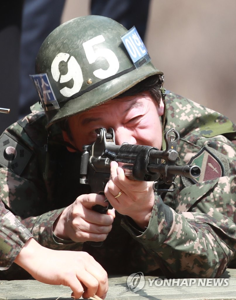 군복 입고 '강철수'로 변신