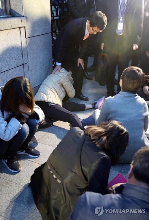 바닥에 주저앉은 스텔라데이지호 선원 가족들