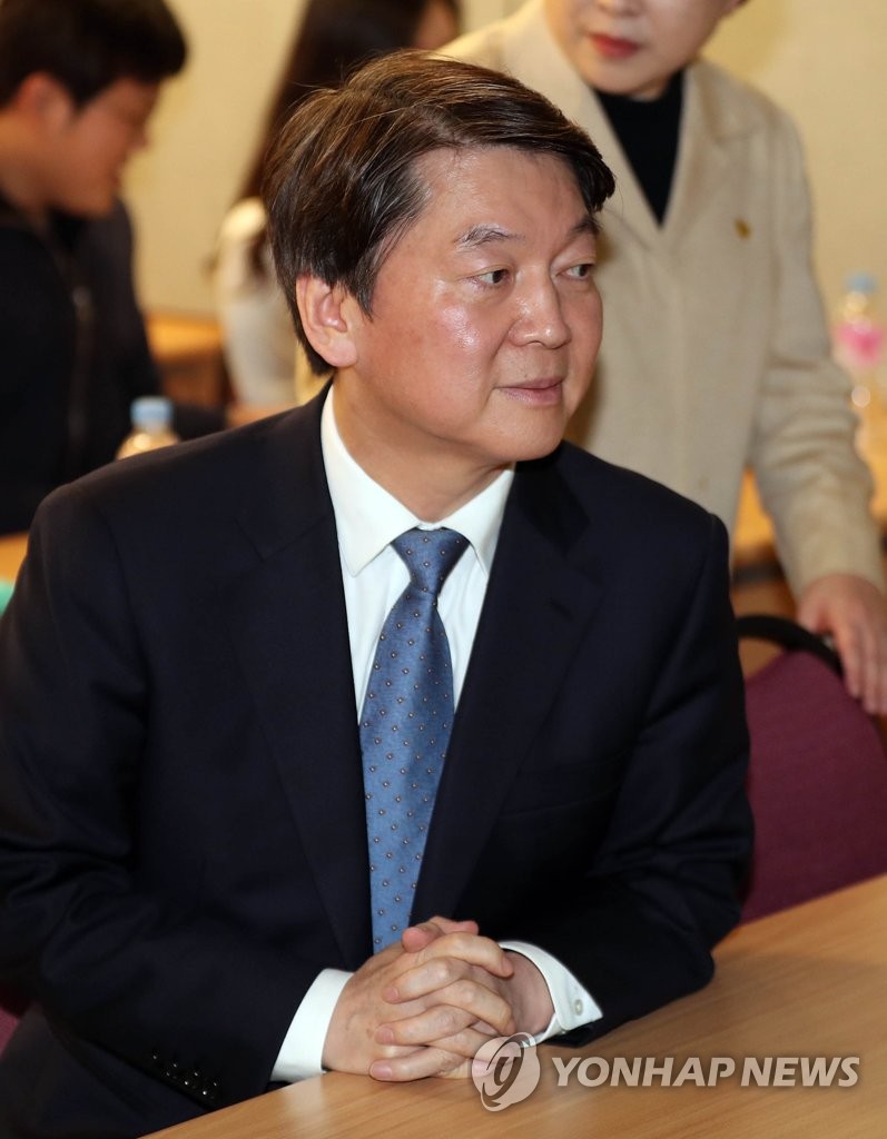 생각에 잠긴 안철수