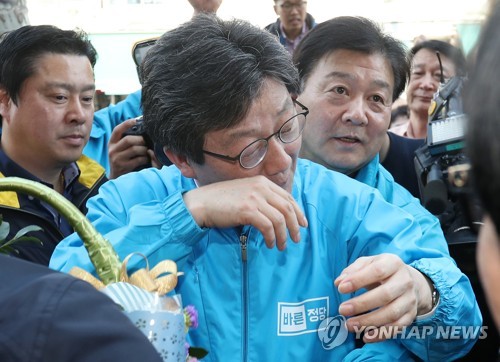 눈물 훔치는 유승민