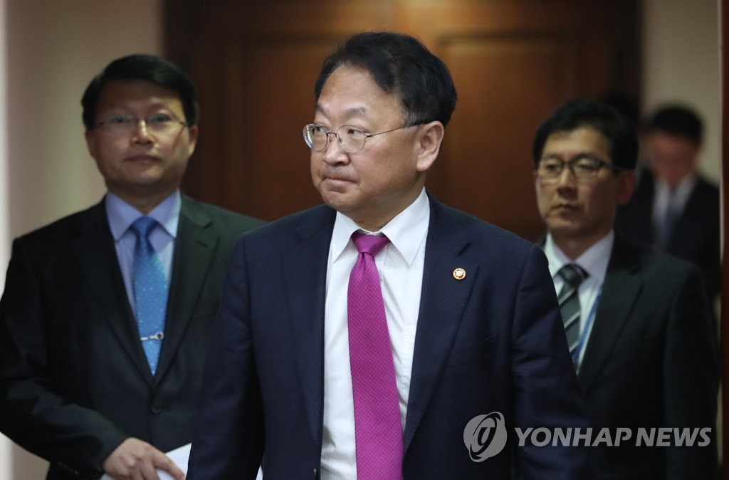 굳은 표정 유일호 부총리