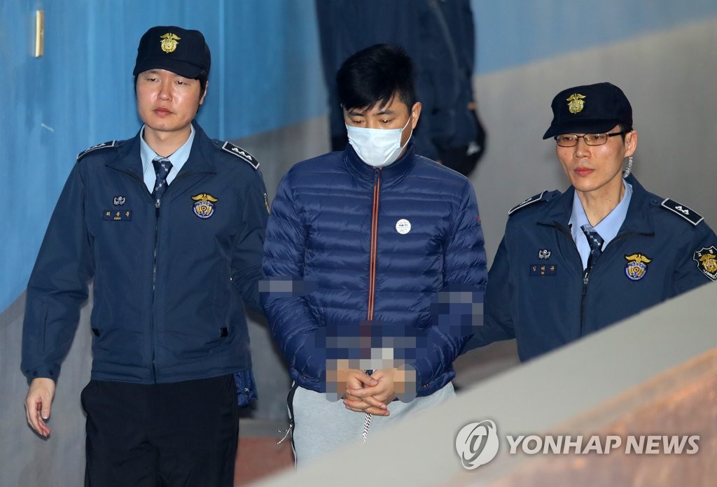 마스크 끼고 영장실질심사 출석하는 고영태