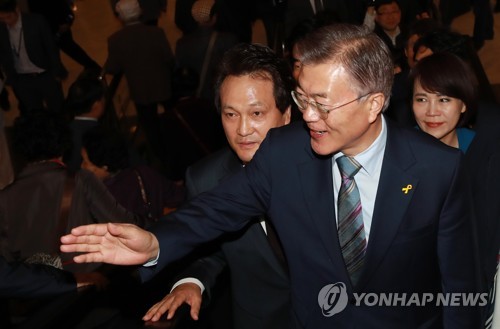인사하는 문재인 후보