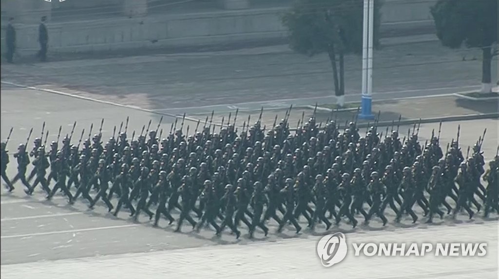 북한TV, 태양절 열병식 생중계