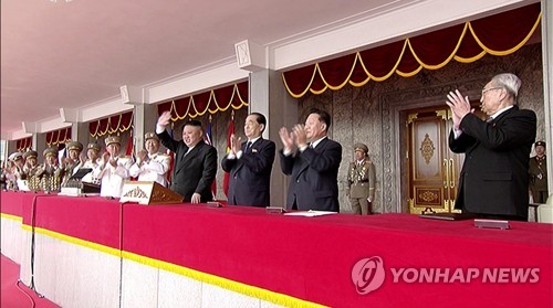 태양절 열병식 주석단에 참석한 김정은