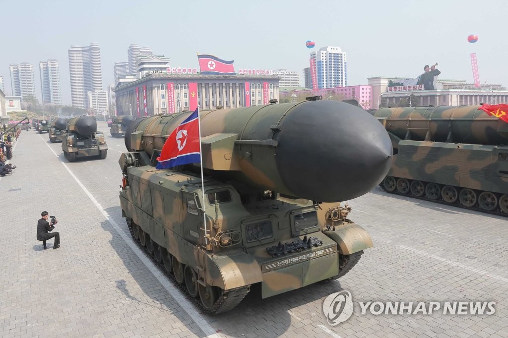 열병식 하는 북한군