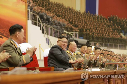 김정은, 김일성 생일 열병식 참가자들과 축하공연 관람